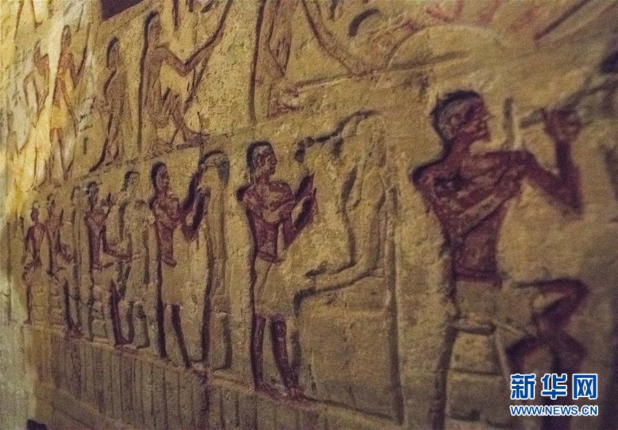 Egito descobre túmulo faraônico intacto de 4.400 anos perto das pirâmides de Gizé