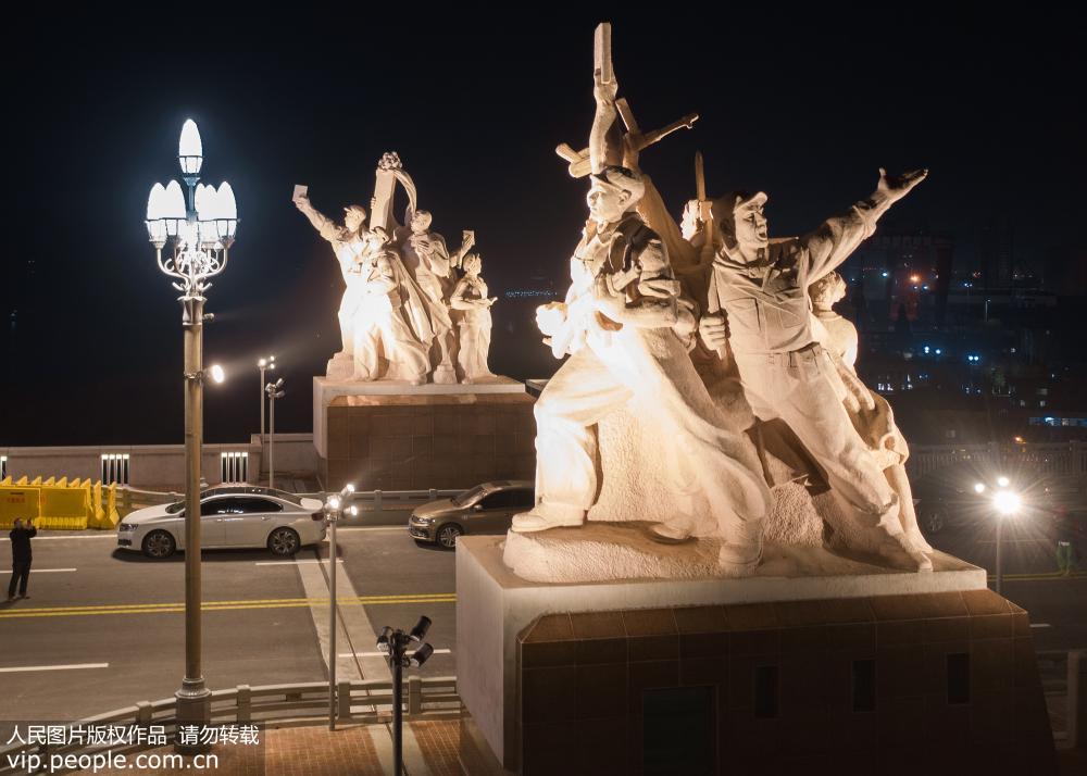 Ponte do Rio Yangtze de Nanjing mostra nova aparência com iluminaçâo completa