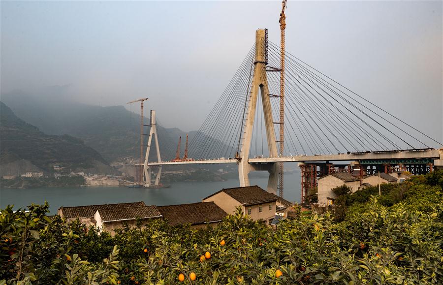 Fechamento de ponte com vão de 470 metros é finalizado em Jiangxi