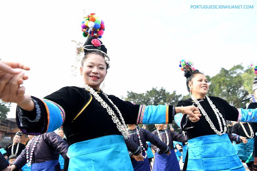 Grupo étnico Dong celebra Festival Sama em Guizhou