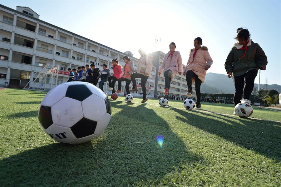 Escola de futebol ajuda jovens jogadores a alcançar seus sonhos