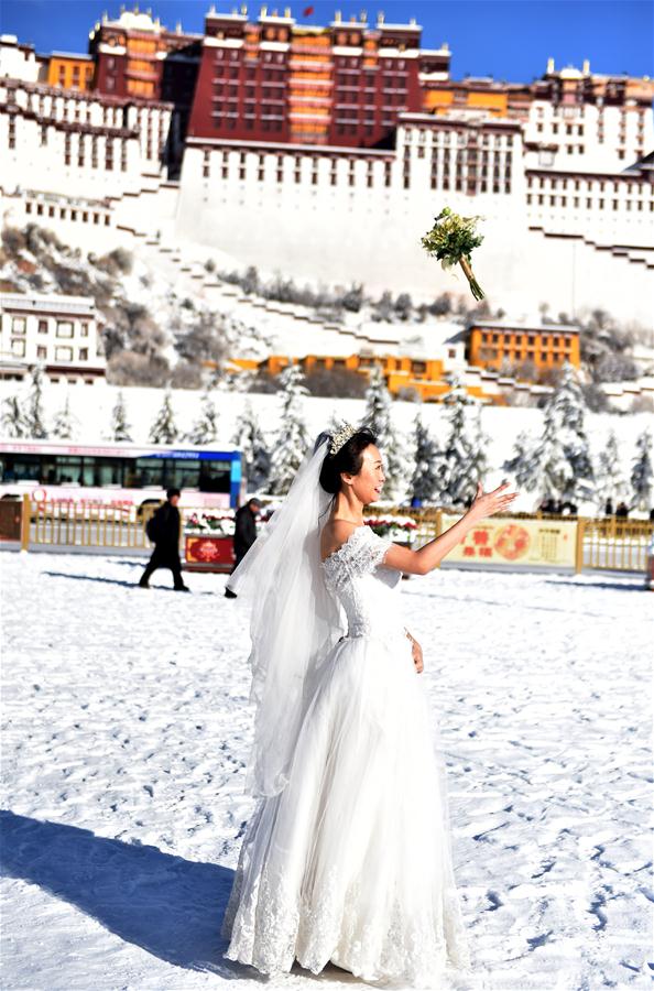 Lhasa, no sudoeste da China, tem primeira queda de neve do inverno