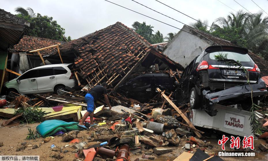 Tsunami deixa 222 mortos e mais de 800 feridos na Indonésia