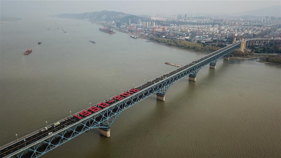 Ponte do rio Yangtzé de Nanjing reabre depois da renovação no final de dezembro