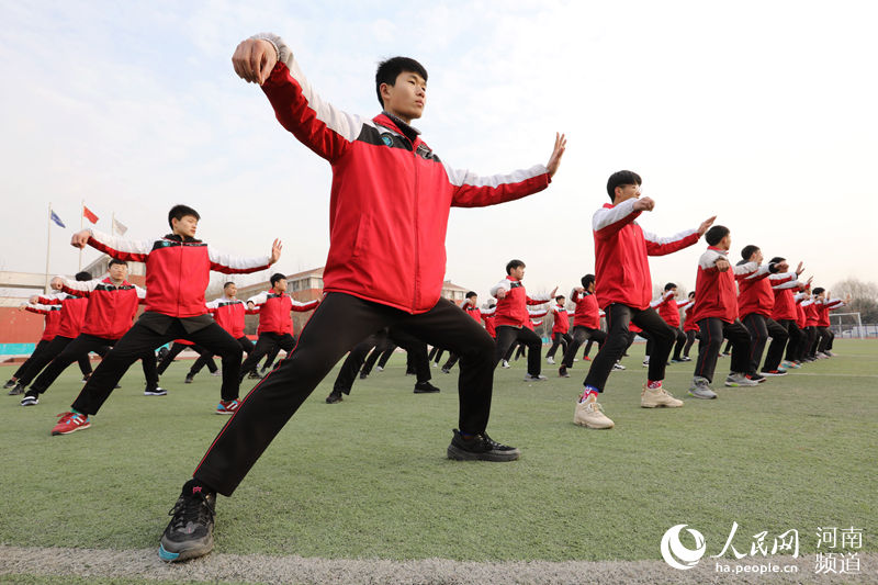 Galeria: Alunos fazem Tai Chi em Henan