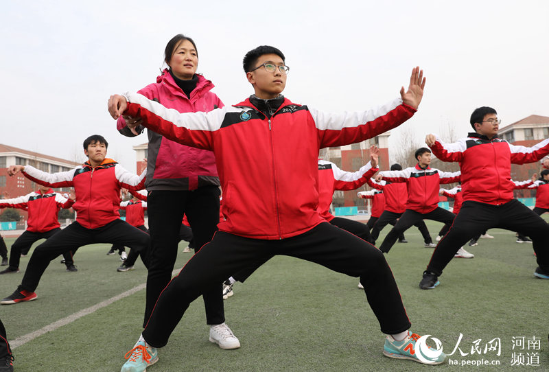 Galeria: Alunos fazem Tai Chi em Henan