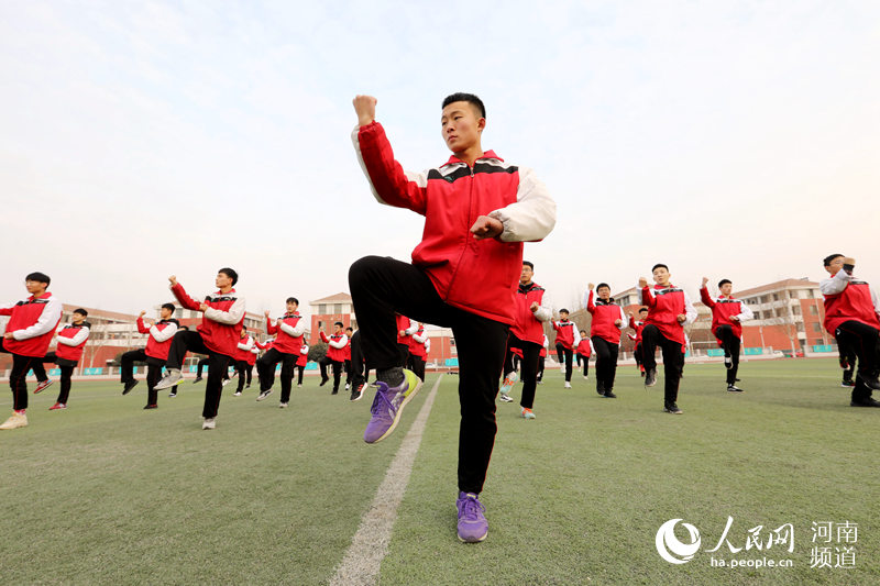 Galeria: Alunos fazem Tai Chi em Henan