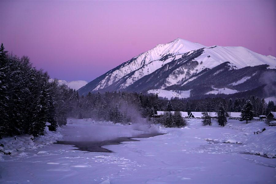 Paisagem do inverno da área cênica de Kanas em Xinjiang, noroeste da China