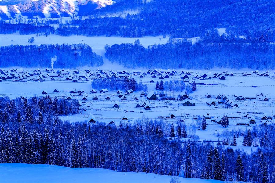 Paisagem do inverno da área cênica de Kanas em Xinjiang, noroeste da China