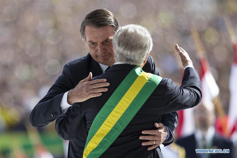 Bolsonaro toma posse como presidente do Brasil e pede reconstrução do Brasil