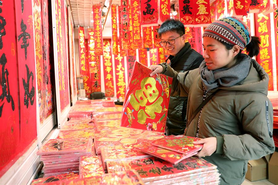 Chineses compram decorações para receber o próximo Ano Novo Lunar