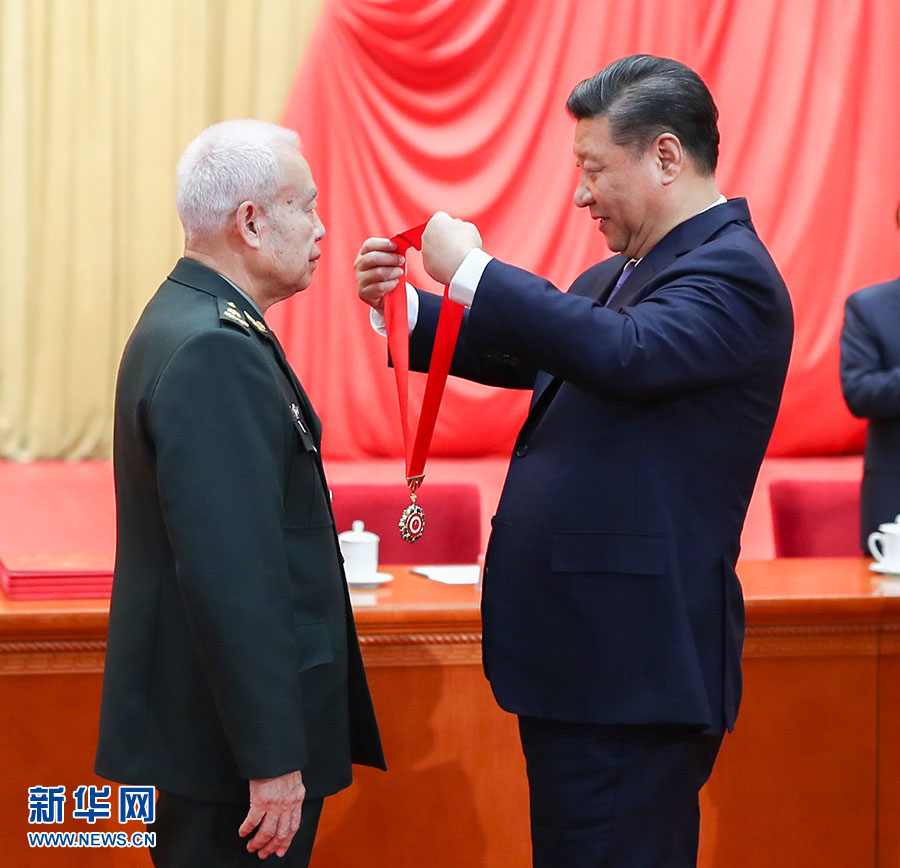 Xi homenageia dois acadêmicos com o mais alto prêmio de ciências da China