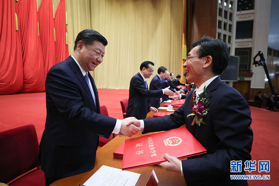 Xi homenageia dois acadêmicos com o mais alto prêmio de ciências da China