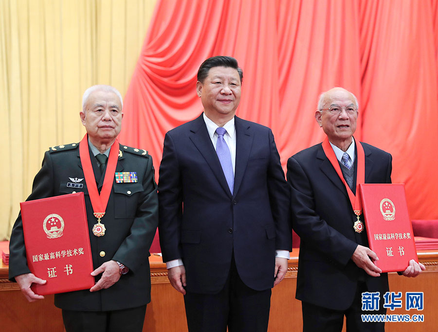 Xi homenageia dois acadêmicos com o mais alto prêmio de ciências da China