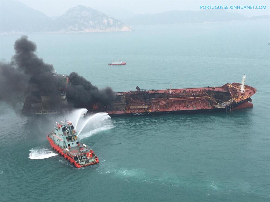 Incêndio em navio-tanque deixa um morto e sete feridos nas águas próximas a Hong Kong