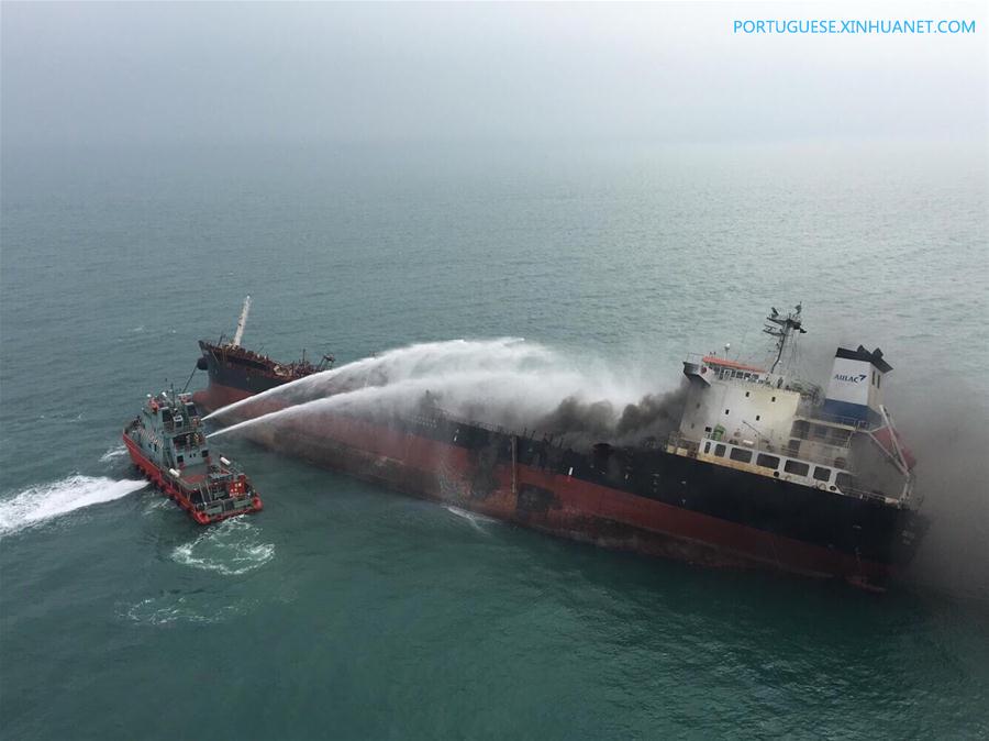 Incêndio em navio-tanque deixa um morto e sete feridos nas águas próximas a Hong Kong