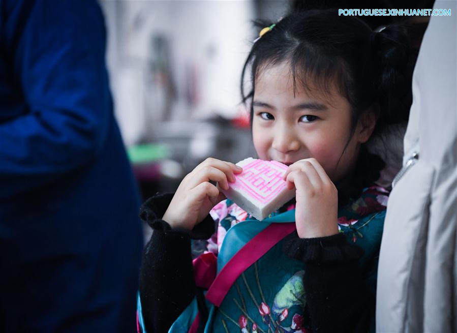 Aldeões preparam bolo de arroz tradicional para receber Ano Novo lunar em Zhejiang
