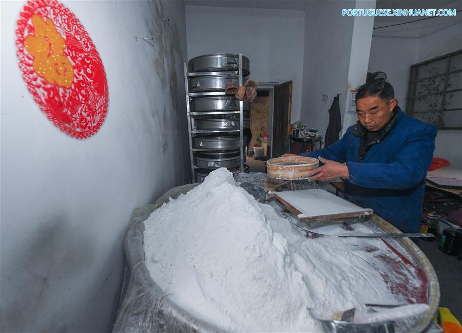 Aldeões preparam bolo de arroz tradicional para receber Ano Novo lunar em Zhejiang