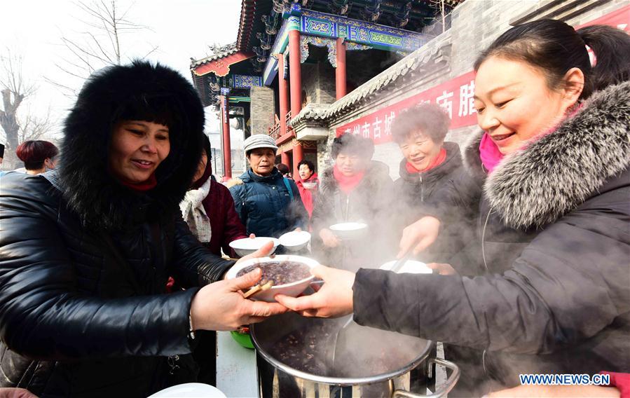 Chineses provam Mingau de Laba para celebrar Festival Laba