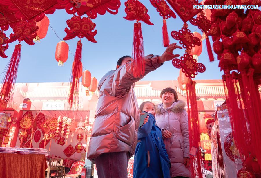 Pessoas visitam mercado para compras do Festival da Primavera em Hebei