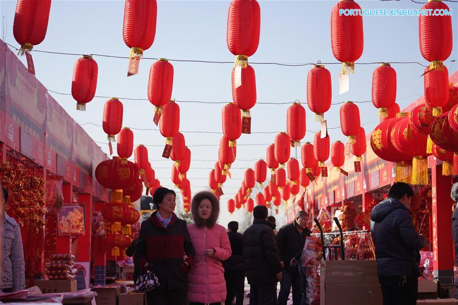 Pessoas visitam mercado para compras do Festival da Primavera em Hebei