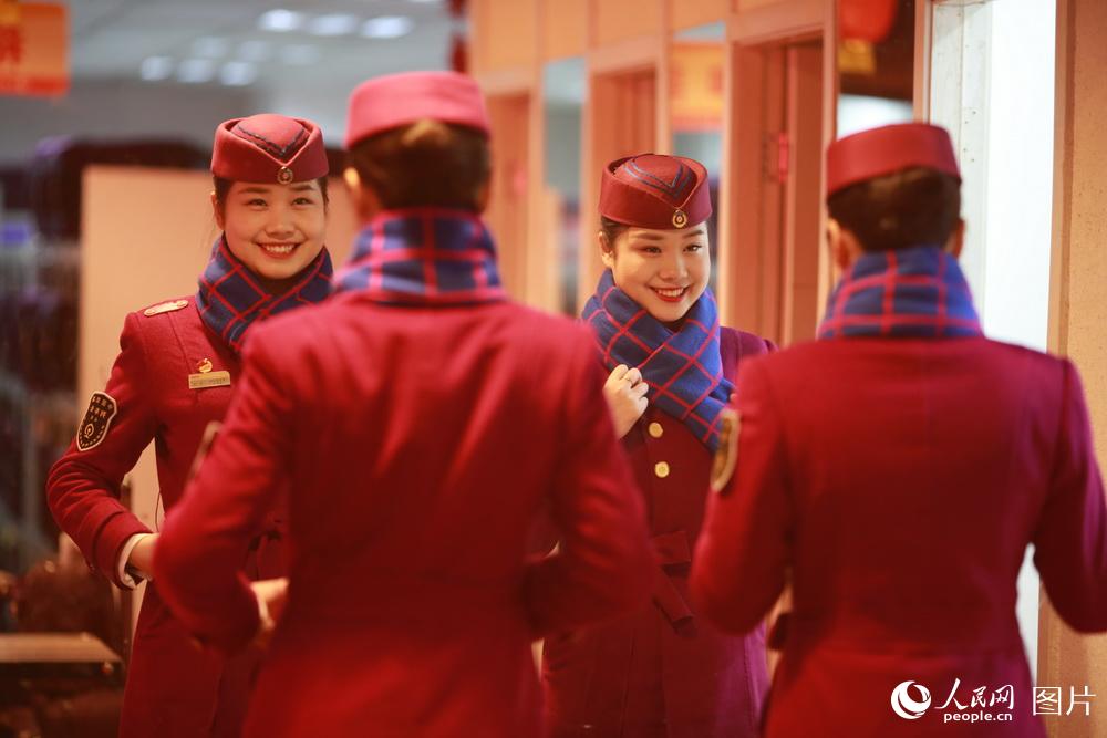 Comissárias de bordo gêmeas preparam-se para o “Chunyun”