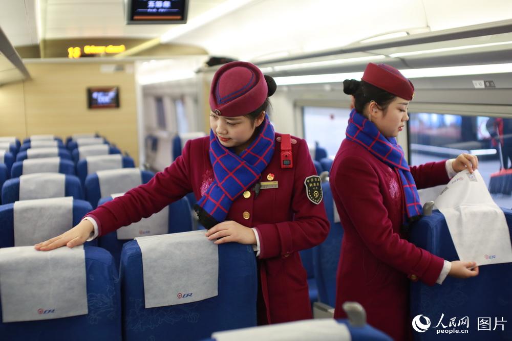 Comissárias de bordo gêmeas preparam-se para o “Chunyun”