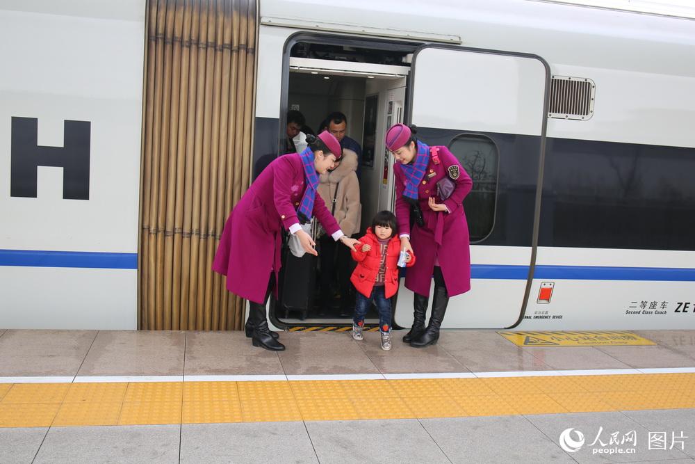 Comissárias de bordo gêmeas preparam-se para o “Chunyun”