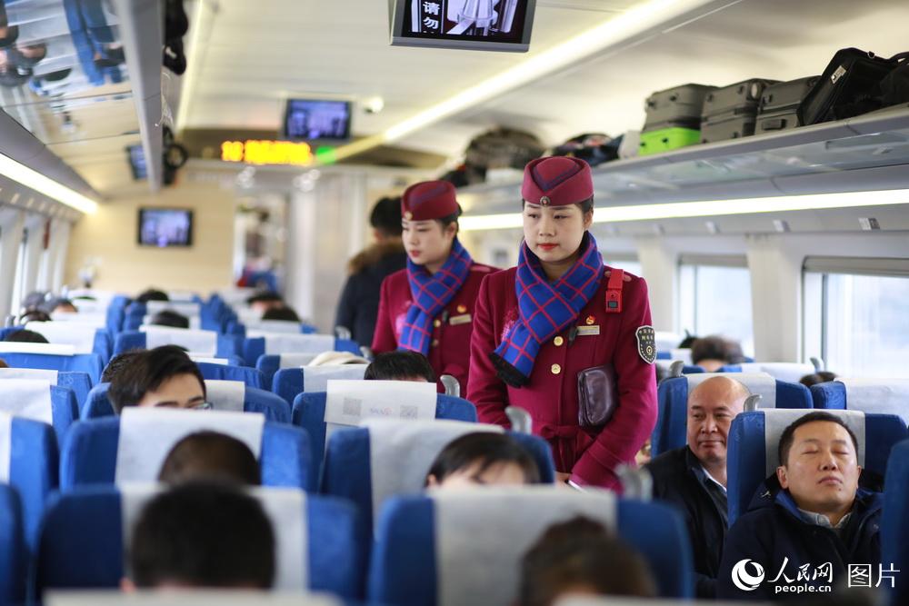 Comissárias de bordo gêmeas preparam-se para o “Chunyun”