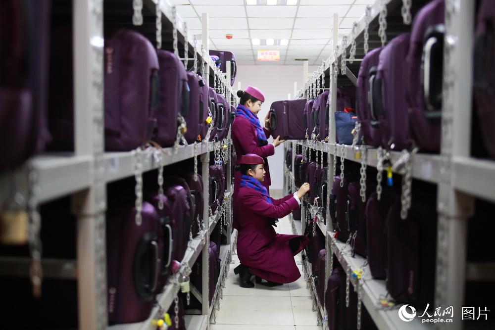 Comissárias de bordo gêmeas preparam-se para o “Chunyun”