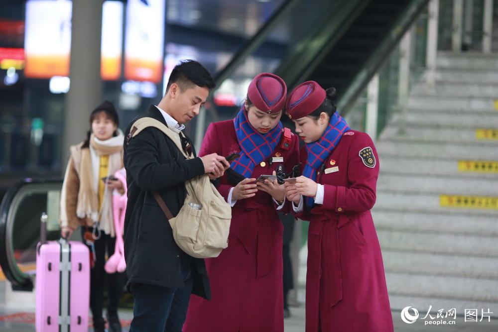 Comissárias de bordo gêmeas preparam-se para o “Chunyun”