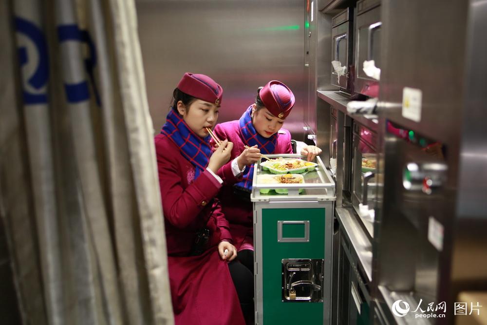 Comissárias de bordo gêmeas preparam-se para o “Chunyun”