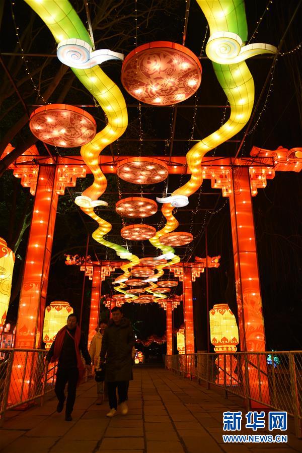 Galeria: Festival de Lanternas da Fonte de Baotu prepara chegada da primavera