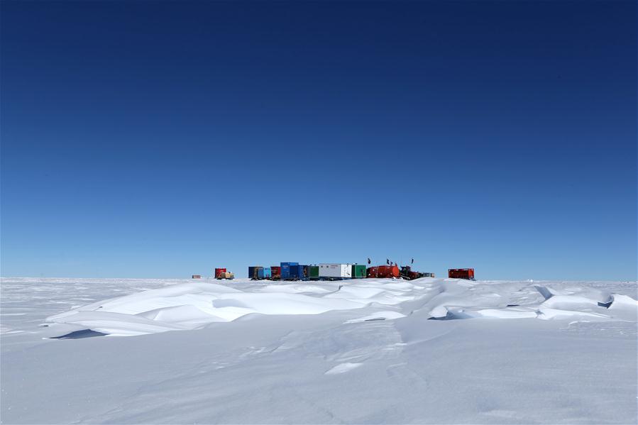 Equipe chinesa Kunlun da 35ª expedição antártica da China se retira de pico da geleira no interior da Antártida