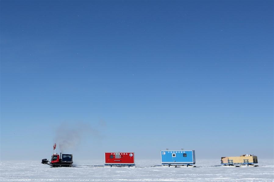 Equipe chinesa Kunlun da 35ª expedição antártica da China se retira de pico da geleira no interior da Antártida