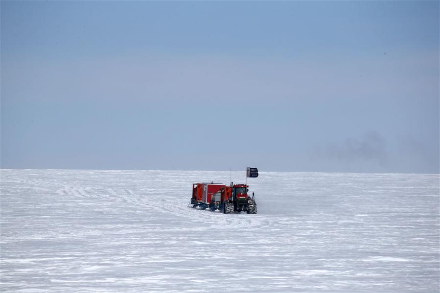 Equipe chinesa Kunlun da 35ª expedição antártica da China se retira de pico da geleira no interior da Antártida