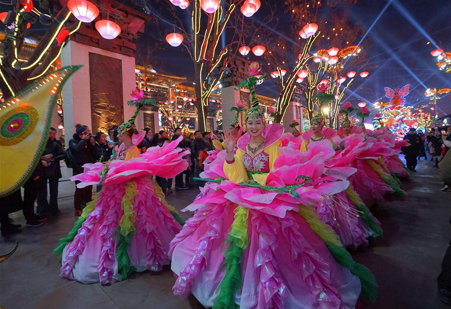 Xi'an decorada com lindas luzes e lanternas para o Festival da Primavera