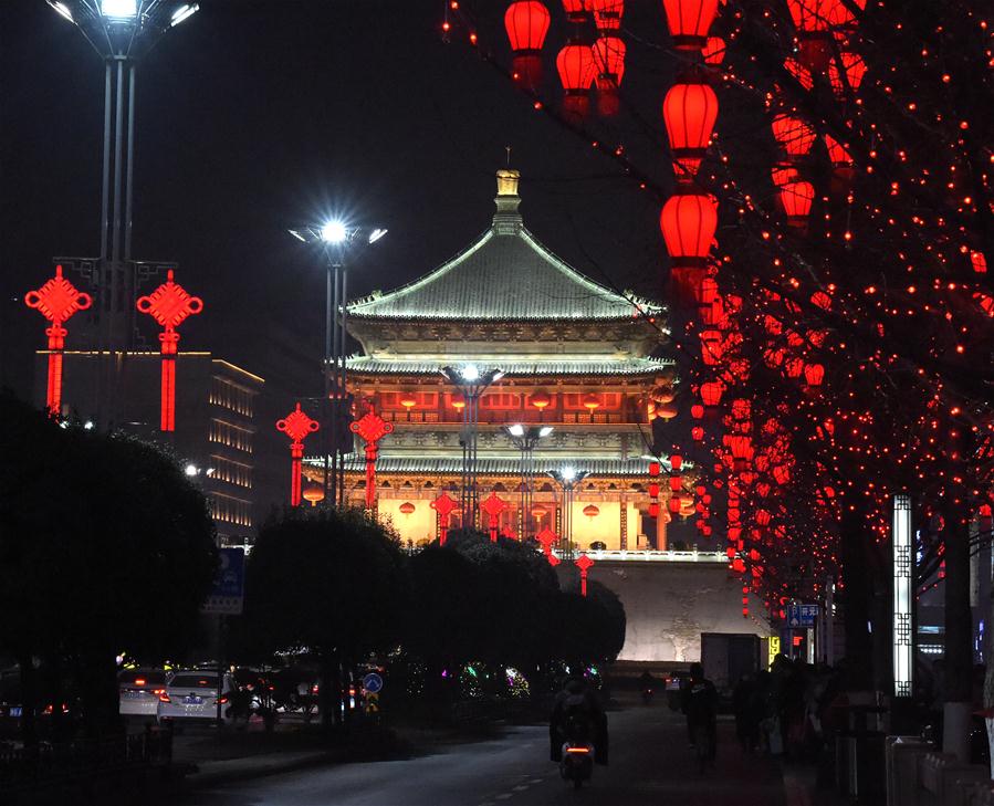 Xi'an decorada com lindas luzes e lanternas para o Festival da Primavera