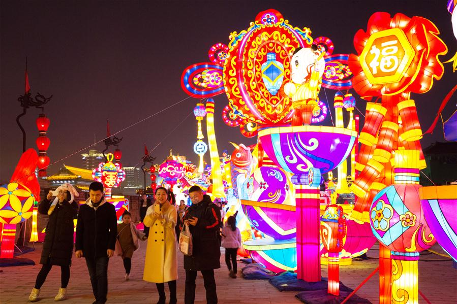 Xi'an decorada com lindas luzes e lanternas para o Festival da Primavera