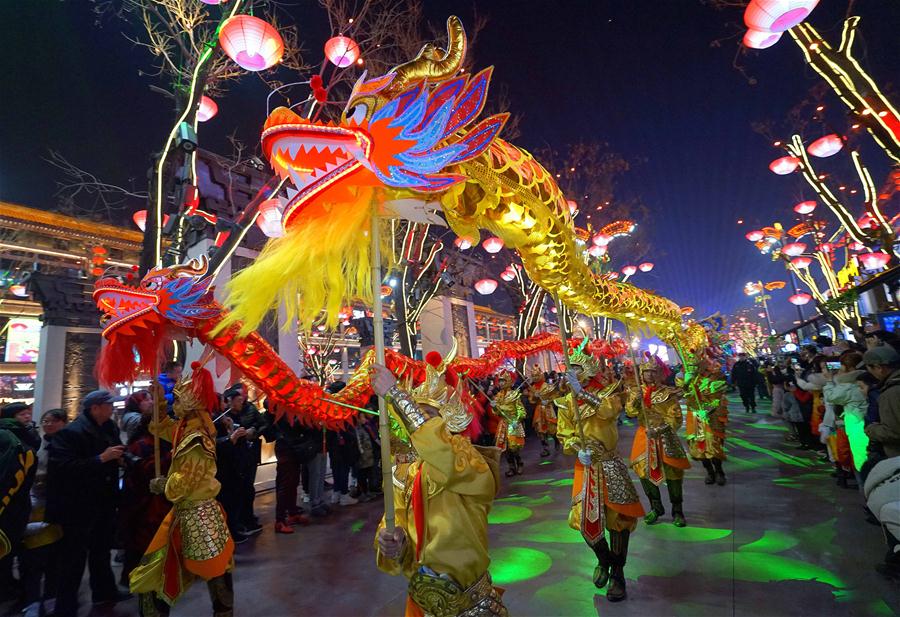 Xi'an decorada com lindas luzes e lanternas para o Festival da Primavera