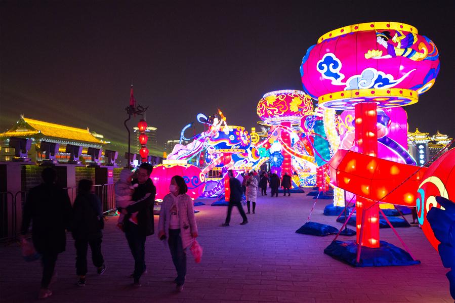 Xi'an decorada com lindas luzes e lanternas para o Festival da Primavera