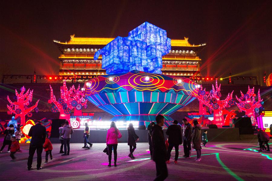 Xi'an decorada com lindas luzes e lanternas para o Festival da Primavera