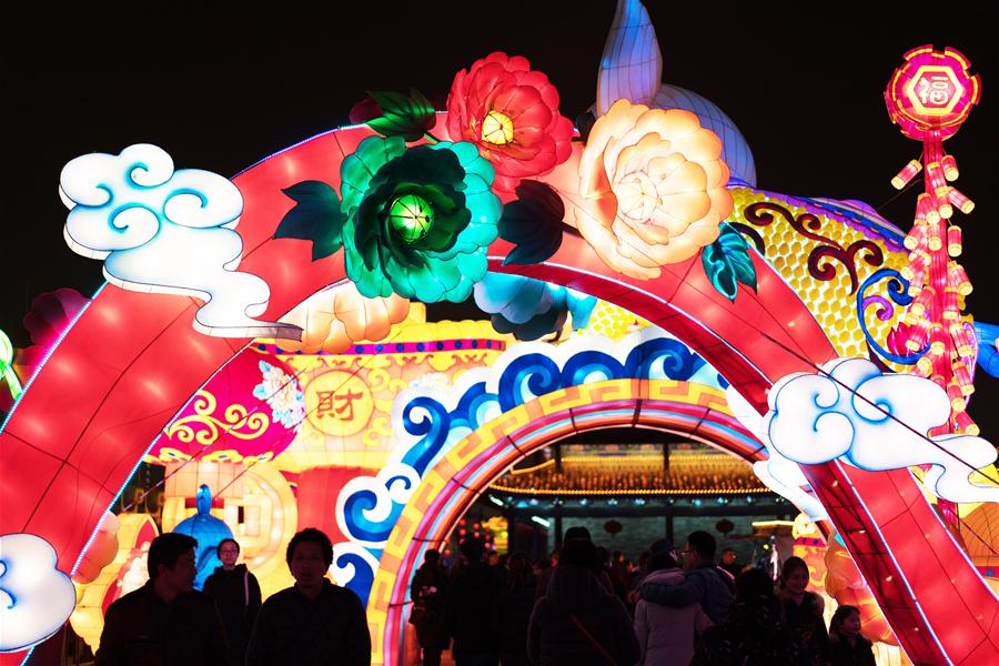 Xi'an decorada com lindas luzes e lanternas para o Festival da Primavera