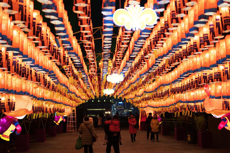 Xi'an decorada com lindas luzes e lanternas para o Festival da Primavera