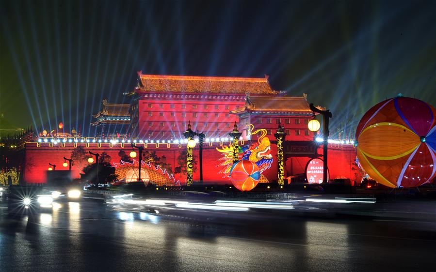 Xi'an decorada com lindas luzes e lanternas para o Festival da Primavera