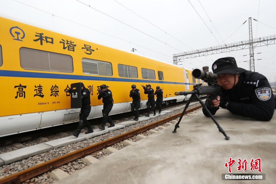 Polícia ferroviária de Wuhan realiza exercício de preparação para pico de viagens do Festival da Primavera