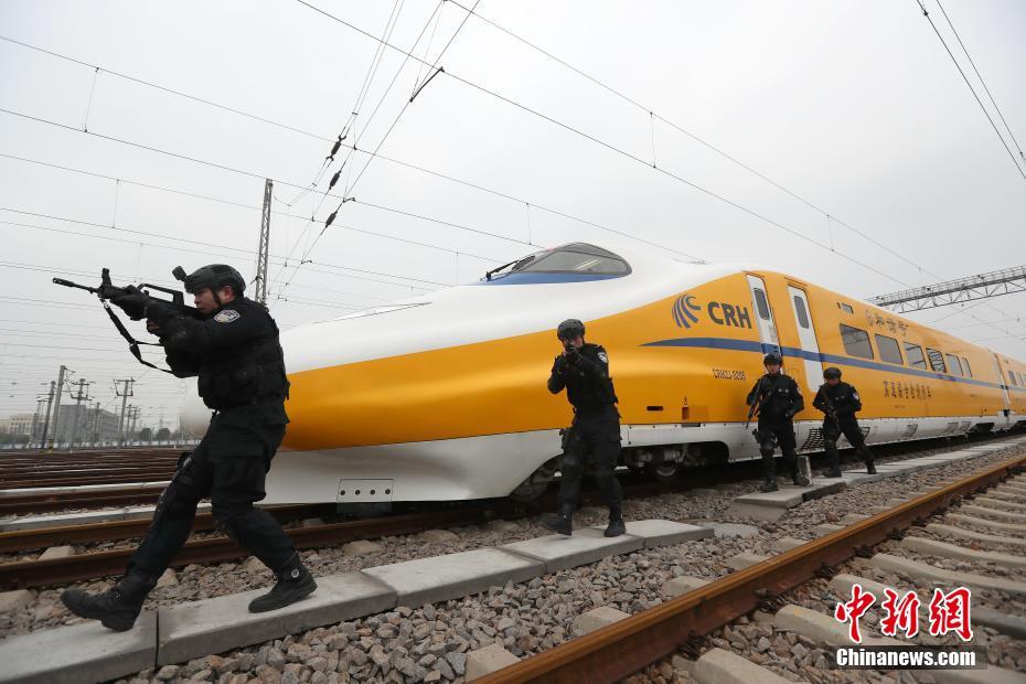 Polícia ferroviária de Wuhan realiza exercício de preparação para pico de viagens do Festival da Primavera