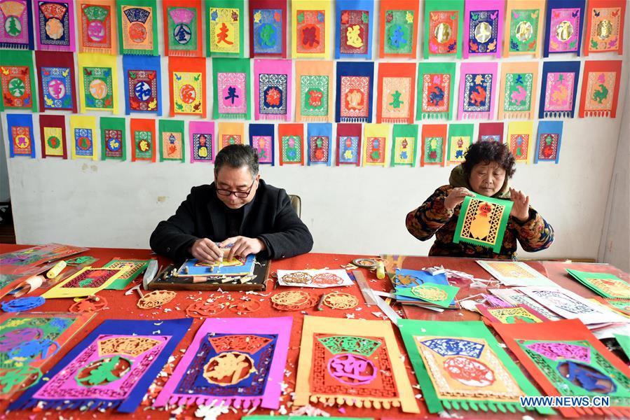 Shandong: Artesãos preparam trabalhos de recorte de papel para receber o Festival da Primavera