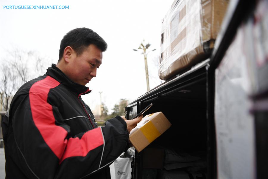 Entregador trabalha de plantão durante Festival da Primavera em Xi'an