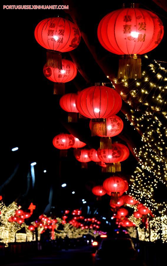 Ruas de Zhengzhou decoradas com lanternas do Festival da Primavera